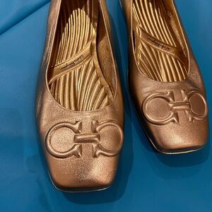 Ferragamo gold flat
